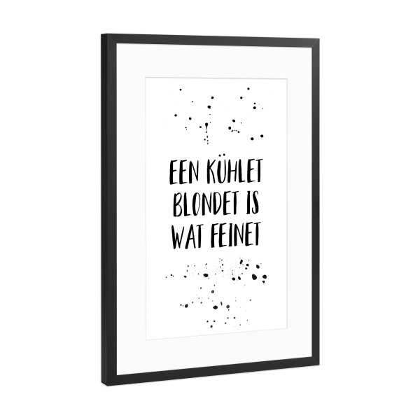 Poster mit Rahmen Schwarz (Metallic) "EEN KÜHLET BLONDET IS WAT FEINET" artboxONE - Typografie,Essen & Trinken,Schwarzweiß,Essen & Trinken / Alkohol