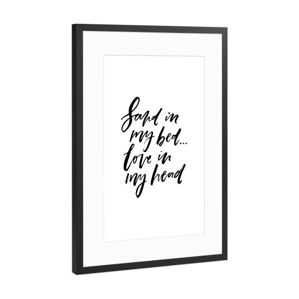 Poster mit Rahmen Schwarz (Metallic) "Sand In My Bed - Love In My Head" artboxONE - Typografie,Schwarzweiß,Liebe,Festivals - Summer,Holiday,Vacation