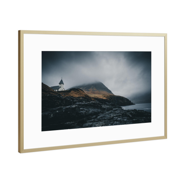Poster mit Rahmen Gold "Kirche von Viðareiði" artboxONE - Natur,Reise - Kirche,Klippe,Berg