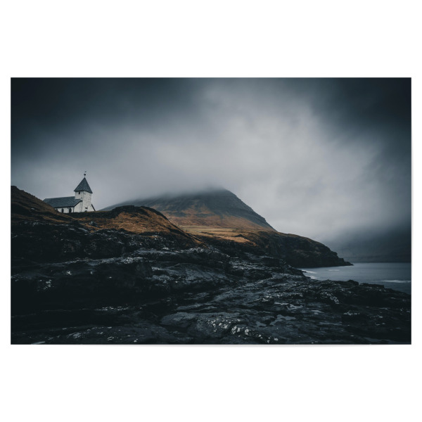 Poster 30x20 cm "Kirche von Viðareiði" artboxONE - Natur,Reise - Kirche,Klippe,Berg
