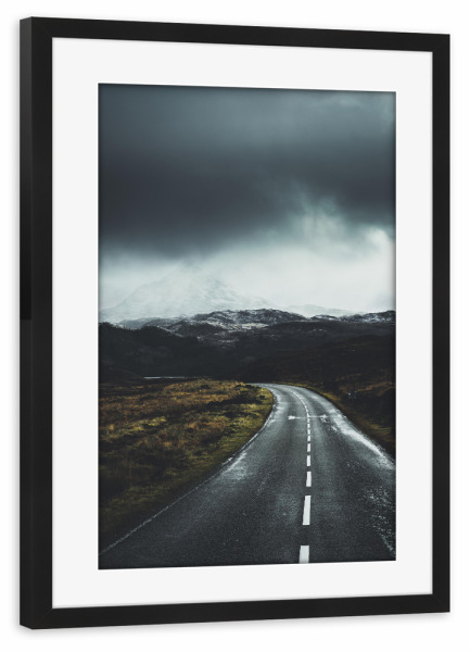 Poster mit Rahmen schwarz "Moody road" artboxONE - Natur,Reise,Reise / Länder - Schottland,Highlands,Straße,Road,Berg,Wolken