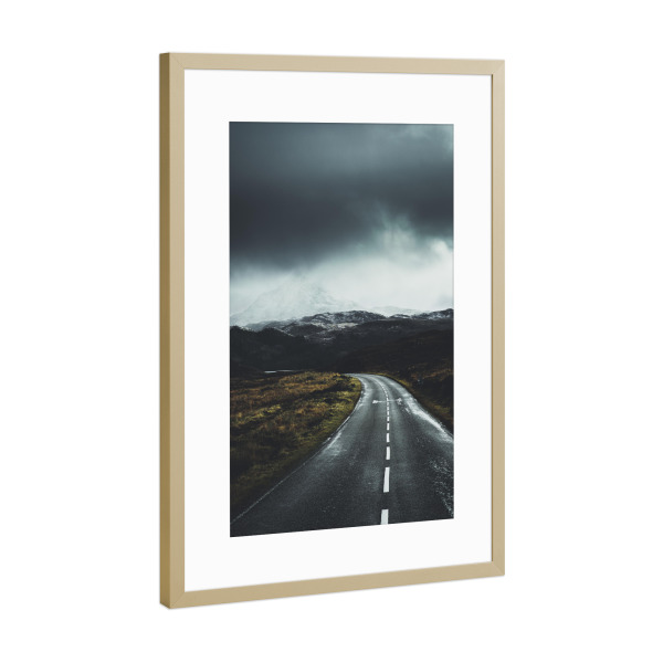 Poster mit Rahmen Gold "Moody road" artboxONE - Natur,Reise,Reise / Länder - Schottland,Highlands,Straße,Road,Berg,Wolken