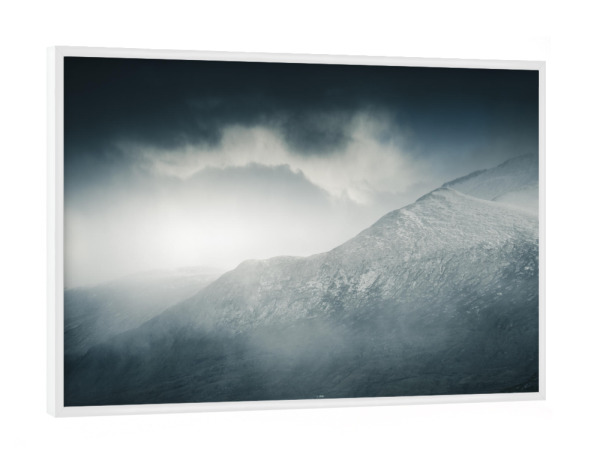 Poster mit weißem Rahmen "Einsames Haus in Schottland" artboxONE - Natur,Reise,Reise / Länder - Schottland,Highlands,Berg,Wolken,Nebel