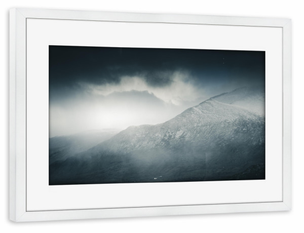 Poster mit Rahmen weiß "Einsames Haus in Schottland" artboxONE - Natur,Reise,Reise / Länder - Schottland,Highlands,Berg,Wolken,Nebel