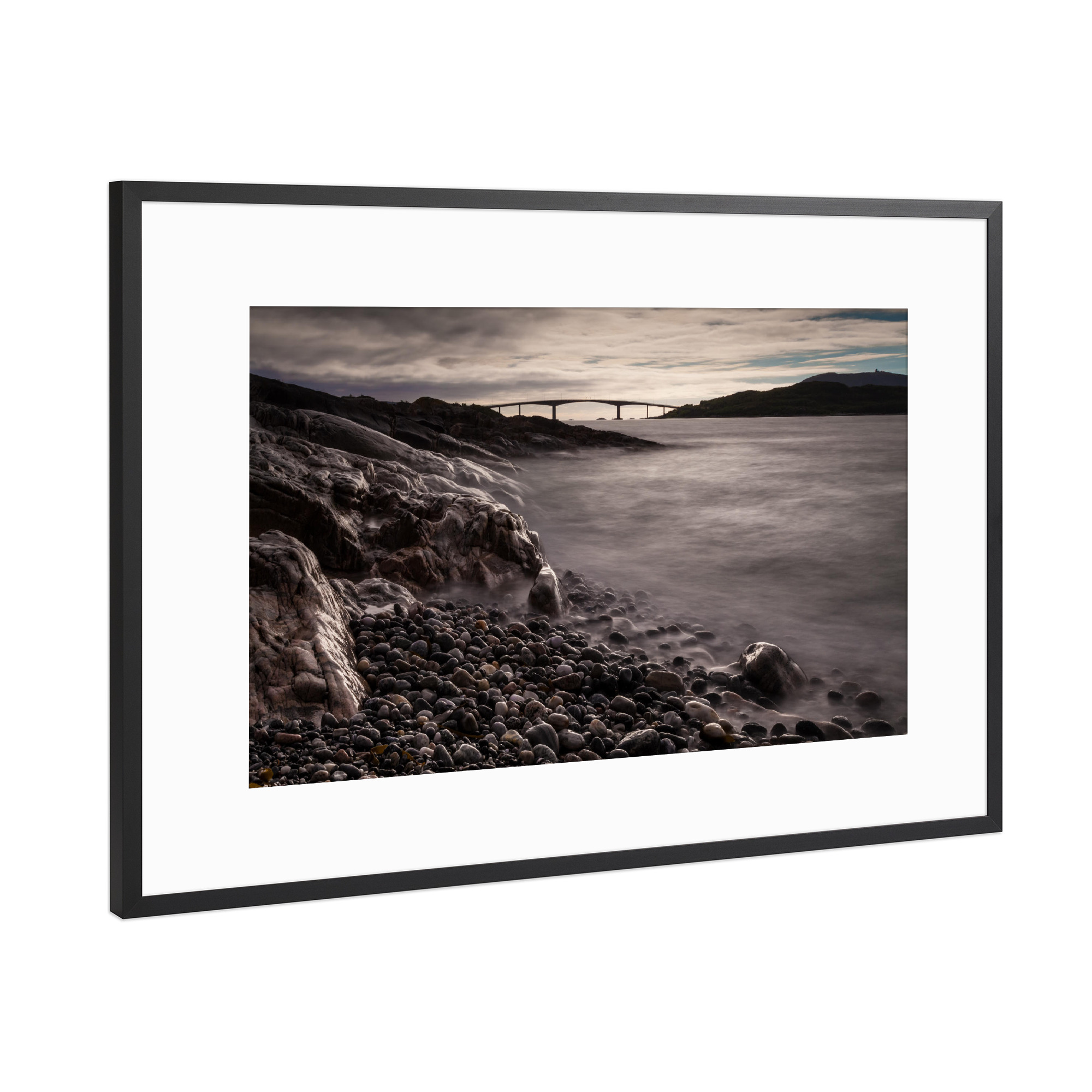 Poster mit Rahmen Schwarz (Metallic) "Die Brücke" artboxONE - Natur,Schwarzweiß - Brücke,Norwegen,Stone