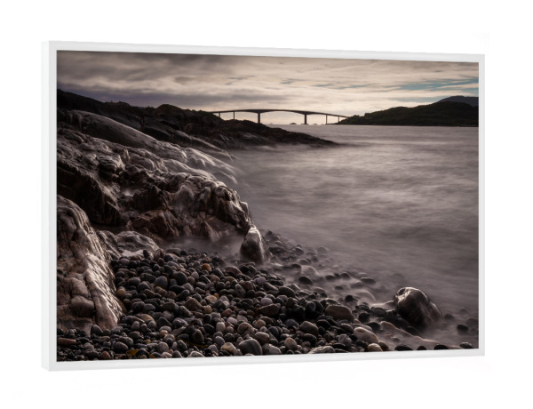 Poster mit weißem Rahmen "Die Brücke" artboxONE - Natur,Schwarzweiß - Brücke,Norwegen,Stone