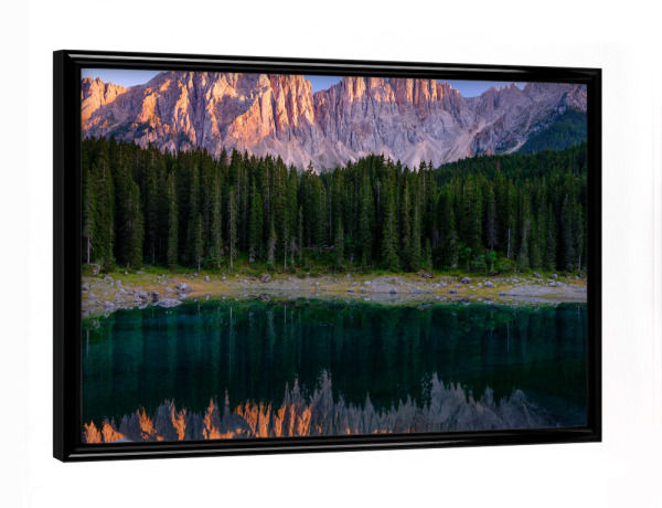 Poster mit schwarzem Rahmen "Karersee" artboxONE - Natur - Lago di carezza,Dolomiten,Sonnenuntergang