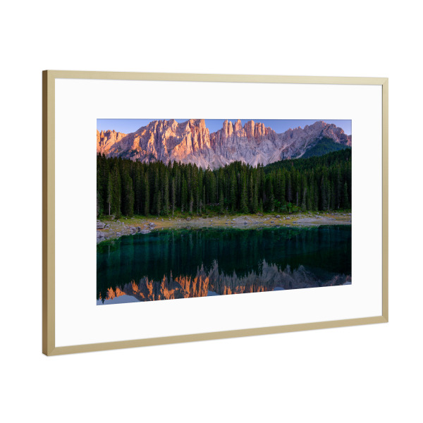 Poster mit Rahmen Gold "Karersee" artboxONE - Natur - Lago di carezza,Dolomiten,Sonnenuntergang