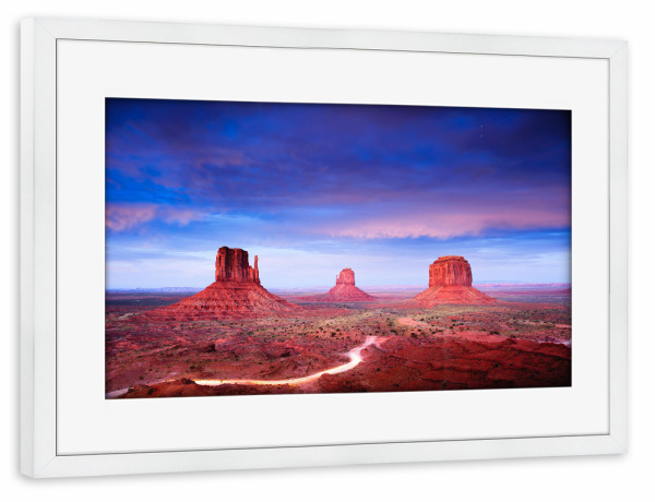 Poster mit Rahmen weiß "Monument Valley bei Dämmerung" artboxONE - Natur,Reise,Reise / Länder - Monument valley,Usa,Wüste,Mountain