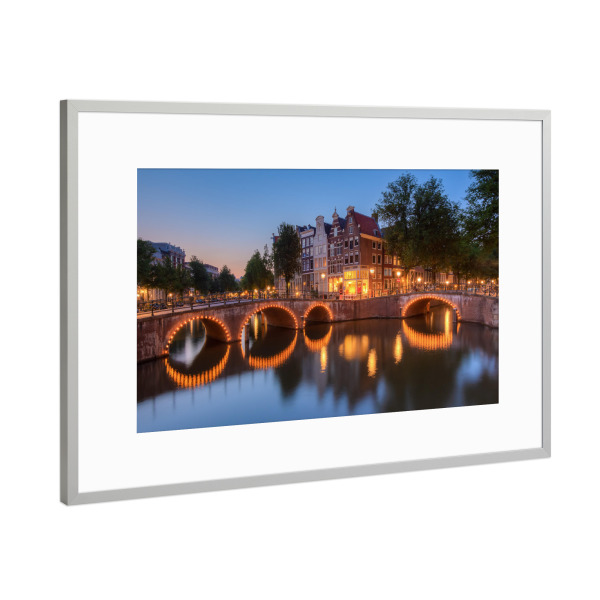 Poster mit Rahmen Silber "Keizersgracht Amsterdam" artboxONE - Städte / Amsterdam - Niederlande,Holland,Nachtaufnahme