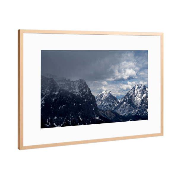 Poster mit Rahmen Kupfer "Wechselhaft" artboxONE - Natur,Reise,Schwarzweiß - Alpen,Berge,Schnee,Wolken