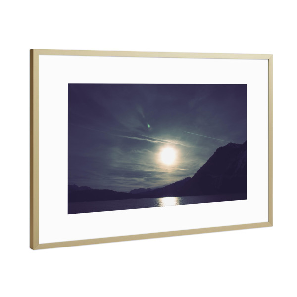 Poster mit Rahmen Gold "Alpenuntergang" artboxONE - Natur,Reise - Sonnenuntergang,Alpen,Berge,See,Wolken