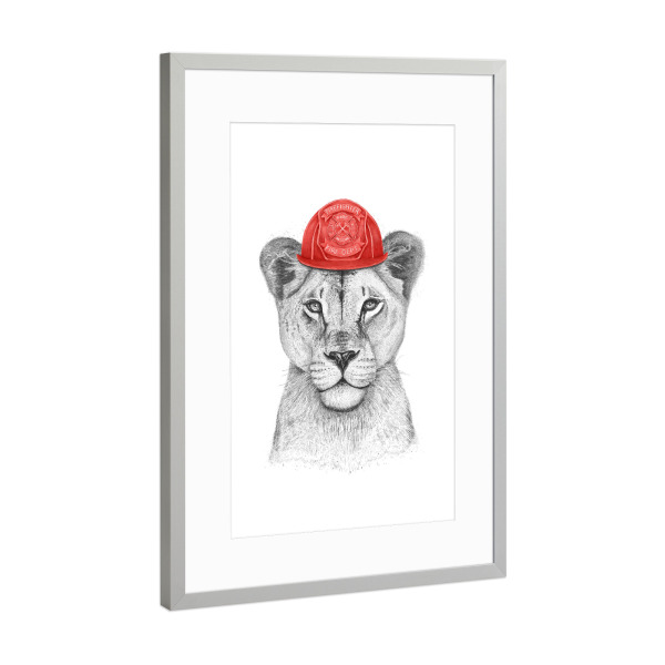 Poster mit Rahmen Silber "Feuerwehr Löwin" artboxONE - Tiere - Löwe,Löwin,Feuerwehr,Feuerwehrfrau,Firefighter