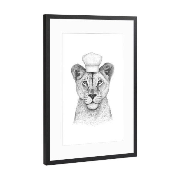 Poster mit Rahmen Schwarz (Metallic) "Löwin Köchin" artboxONE - Tiere,Schwarzweiß - Löwin,Löwe,Koch,Köchin