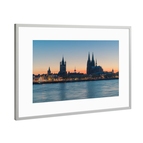 Poster mit Rahmen Silber "Die Skyline von Köln" artboxONE - Städte / Köln - Köln,Koeln,Deutschland,Rhein,Skyline,Sonnenuntergang,Stadt,Blau