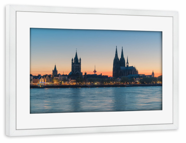 Poster mit Rahmen weiß "Die Skyline von Köln" artboxONE - Städte / Köln - Köln,Koeln,Deutschland,Rhein,Skyline,Sonnenuntergang,Stadt,Blau