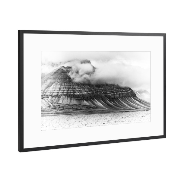 Poster mit Rahmen Schwarz (Metallic) "Arctic Monument" artboxONE - Natur,Schwarzweiß - Spitzbergen,Svalbard,Insel,Berg