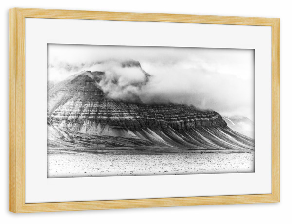 Poster mit Rahmen kiefer "Arctic Monument" artboxONE - Natur,Schwarzweiß - Spitzbergen,Svalbard,Insel,Berg