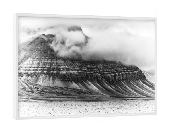 Poster mit weißem Rahmen "Arctic Monument" artboxONE - Natur,Schwarzweiß - Spitzbergen,Svalbard,Insel,Berg