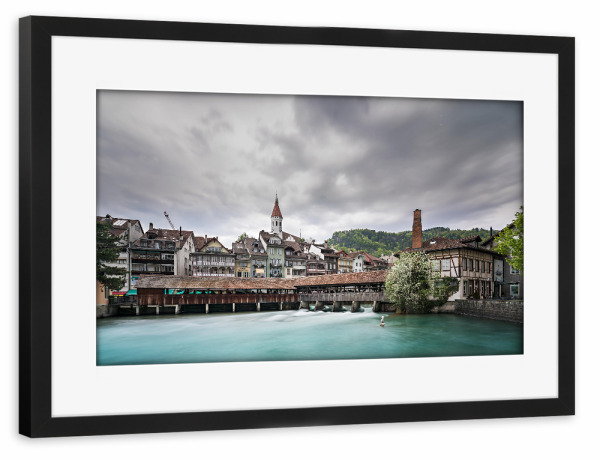 Poster mit Rahmen schwarz "Untere Schleuse, Thun" artboxONE - Städte / Weitere - Thun,Bern,Stadt,Schweiz,Wolken,Wasser,Fluss,Aare