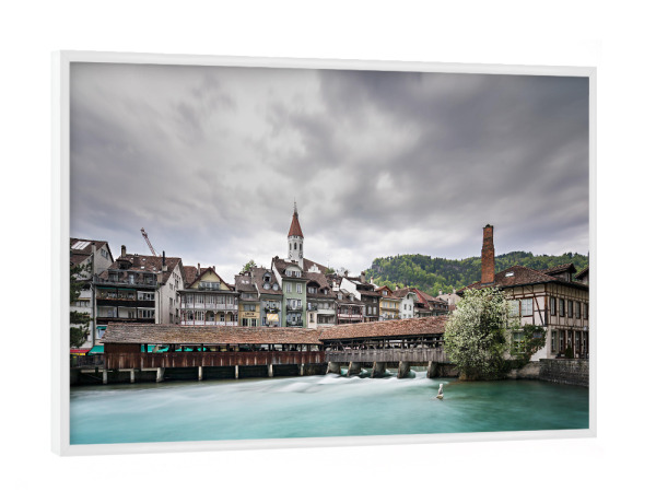 Poster mit weißem Rahmen "Untere Schleuse, Thun" artboxONE - Städte / Weitere - Thun,Bern,Stadt,Schweiz,Wolken,Wasser,Fluss,Aare