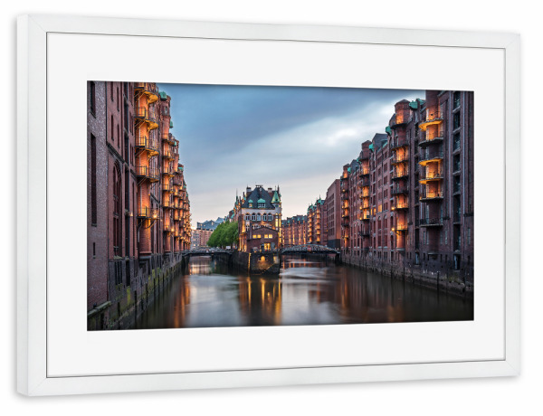 Poster mit Rahmen weiß "Blaue Stunde in Hamburg" artboxONE - Städte / Hamburg - Hamburg,Speicherstadt,Stadt,Deutschland