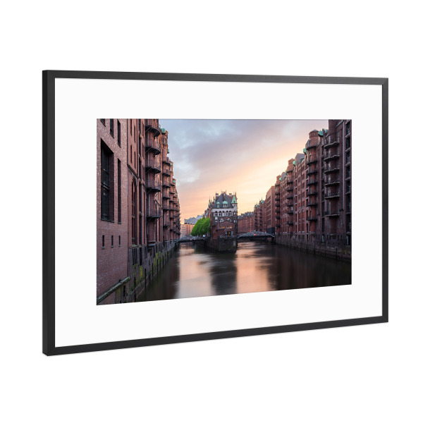 Poster mit Rahmen Schwarz (Metallic) "Sonnenuntergang über Hamburg" artboxONE - Städte / Hamburg - Hamburg,Speicherstadt,Sonnenuntergang,Stadt,Hafen