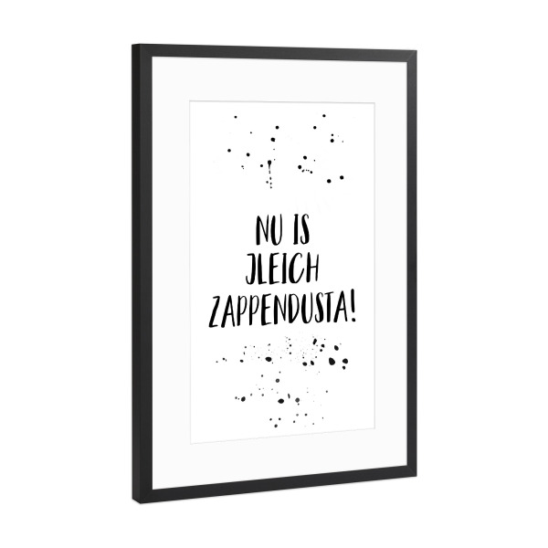Poster mit Rahmen Schwarz (Metallic) "NU IS JLEICH ZAPPENDUSTA" artboxONE - Schwarzweiß,Lustig - Dialekt,Berlinerisch