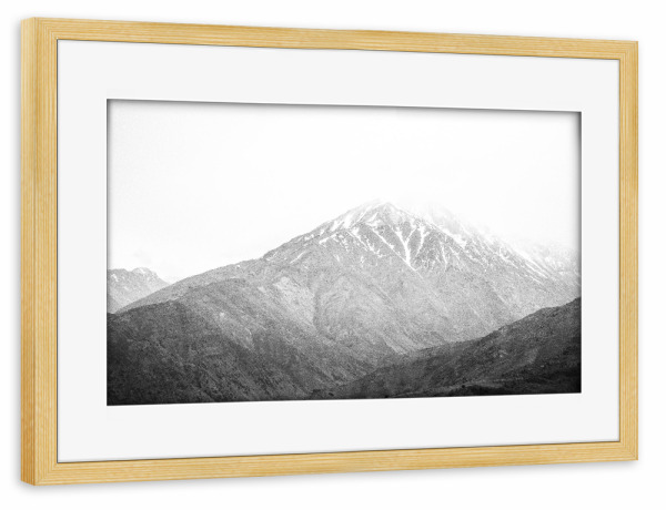 Poster mit Rahmen kiefer "Fading mountain" artboxONE - Natur,Reise,Schwarzweiß - Mountain,Fog,Snow