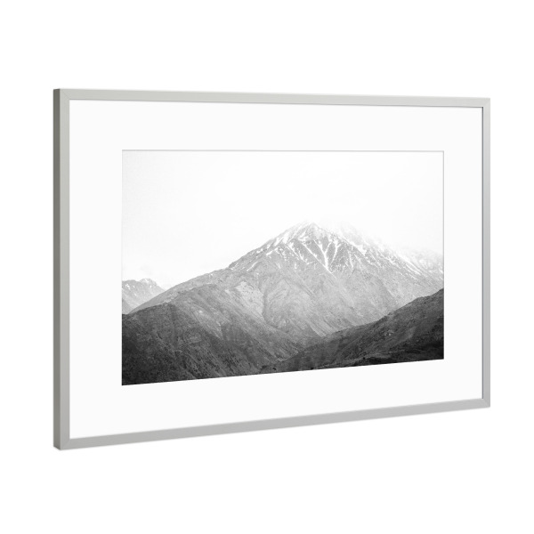 Poster mit Rahmen Silber "Fading mountain" artboxONE - Natur,Reise,Schwarzweiß - Mountain,Fog,Snow