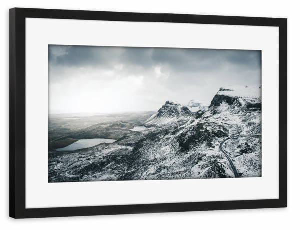 Poster mit Rahmen schwarz "Winterliches Quiraing / Schottland" artboxONE - Natur,Reise - Schottland,Berg,Straße