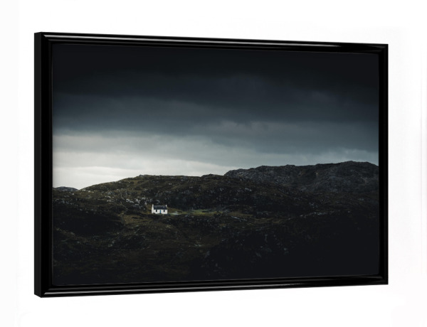 Poster mit schwarzem Rahmen "Haus in der Landschaft" artboxONE - Natur,Reise,Abstrakt,Schwarzweiß,Reise / Länder