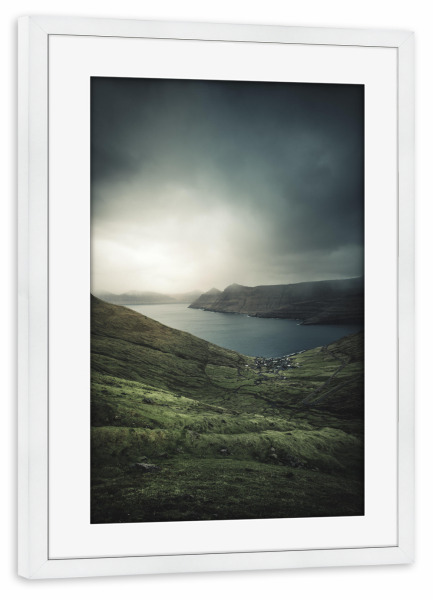Poster mit Rahmen weiß "Funningur" artboxONE - Natur - Inseln,Nebel,Berge