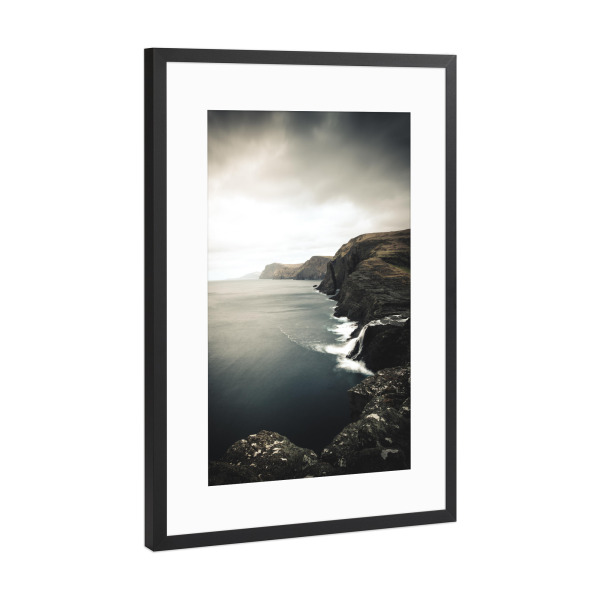 Poster mit Rahmen Schwarz (Metallic) "Klippe - Färöer Inseln" artboxONE - Natur,Reise,Reise / Länder