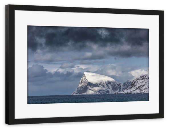 Poster mit Rahmen schwarz "Arctic Island" artboxONE - Natur,Reise - Norwegen,Ozean,Berg,Winter,Insel