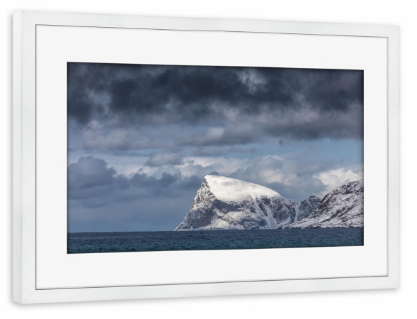 Poster mit Rahmen weiß "Arctic Island" artboxONE - Natur,Reise - Norwegen,Ozean,Berg,Winter,Insel