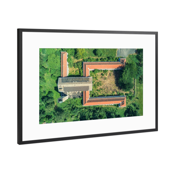 Poster mit Rahmen Schwarz (Metallic) "Ein Frosch von oben" artboxONE - Architektur - Drohne,Lost place,Architektur