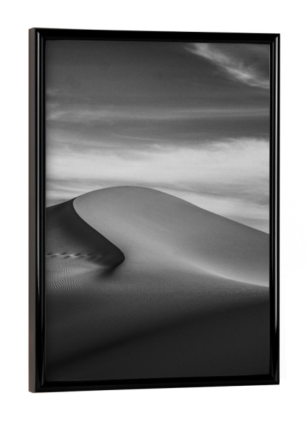 Poster mit schwarzem Rahmen "Hardest road" artboxONE - Natur,Schwarzweiß - Desert,Sand,Sky,Hills