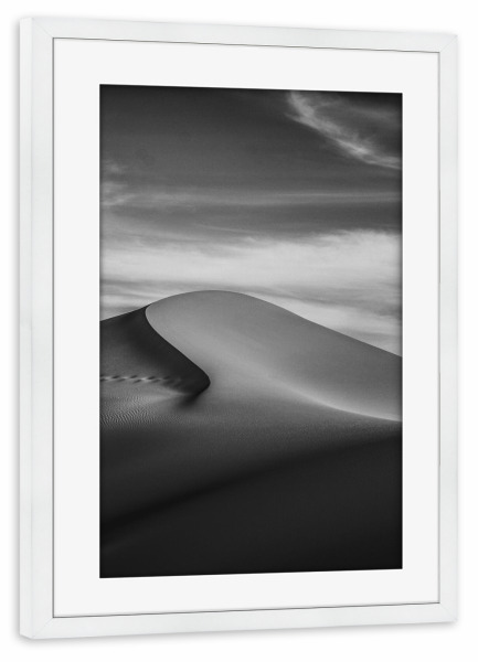 Poster mit Rahmen weiß "Hardest road" artboxONE - Natur,Schwarzweiß - Desert,Sand,Sky,Hills