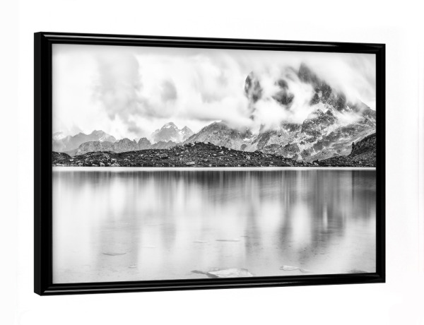 Poster mit schwarzem Rahmen "In Wolken gehüllt" artboxONE - Natur,Schwarzweiß - Berge,Gipfel,Wolken,Langzeitbelichtung,Pyrenäen