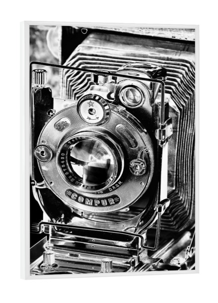 Poster mit weißem Rahmen "Plattenkamera Ica Dresden" artboxONE - Abstrakt,Schwarzweiß - Kamera,Objektiv,Klassik