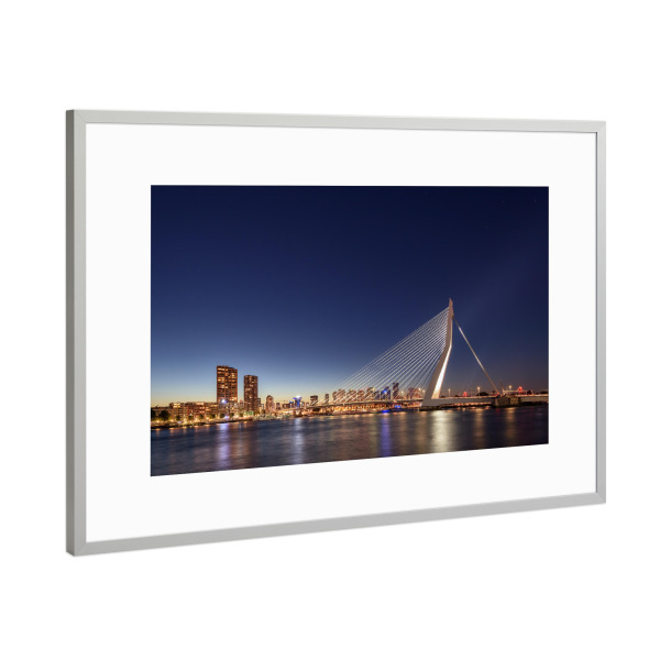 Poster mit Rahmen Silber "Die Skyline von Rotterdam" artboxONE - Städte - Holland,Niederlande,Erasmusbrücke