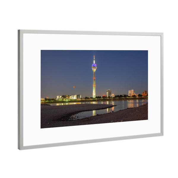 Poster mit Rahmen Silber "Blutmond in Düsseldorf" artboxONE - Städte / Düsseldorf - Blutmond,Mondfinsternis,Rheinturm