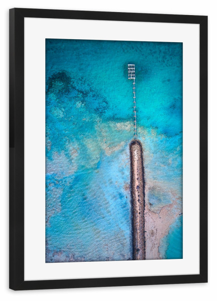 Poster mit Rahmen schwarz "Jetty" artboxONE - Reise / Strand und Meer - Strand,Steg,Meer,Wasser,Ozean,Drohne