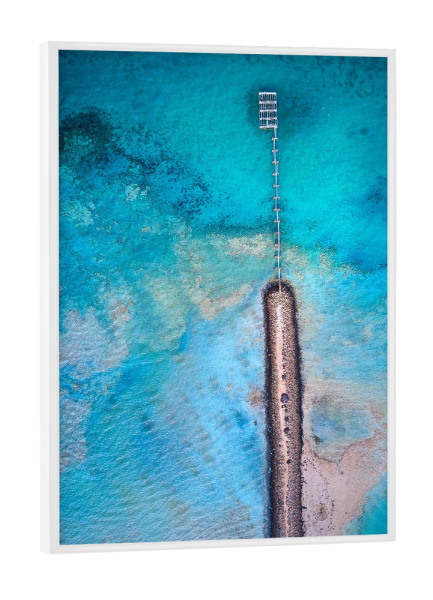 Poster mit weißem Rahmen "Jetty" artboxONE - Reise / Strand und Meer - Strand,Steg,Meer,Wasser,Ozean,Drohne