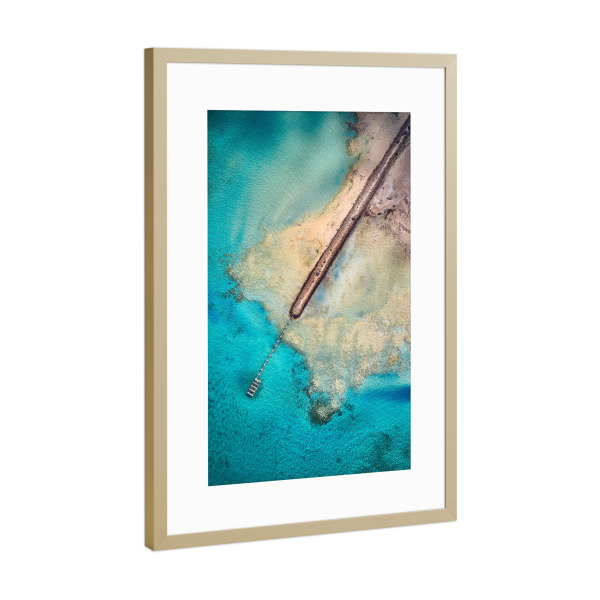Poster mit Rahmen Gold "Gladstone" artboxONE - Reise / Strand und Meer - Steg,Drohne,Australien,Strand,Meer,Ozean,Wasser