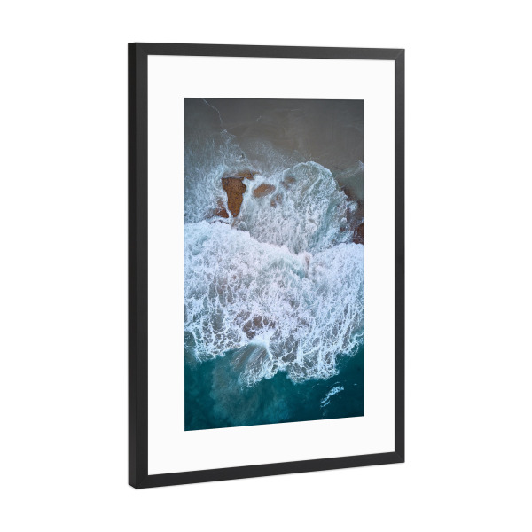 Poster mit Rahmen Schwarz (Metallic) "Harsh Waves" artboxONE - Reise / Strand und Meer - Meer,Strand,Wellen,Drohne,Landschaftsfotografie,Australien
