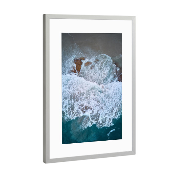 Poster mit Rahmen Silber "Harsh Waves" artboxONE - Reise / Strand und Meer - Meer,Strand,Wellen,Drohne,Landschaftsfotografie,Australien