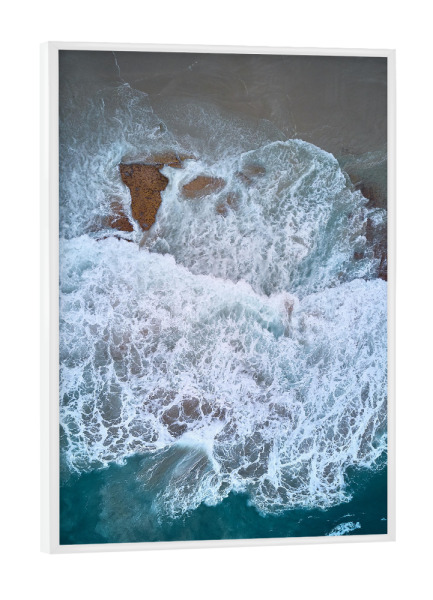 Poster mit weißem Rahmen "Harsh Waves" artboxONE - Reise / Strand und Meer - Meer,Strand,Wellen,Drohne,Landschaftsfotografie,Australien
