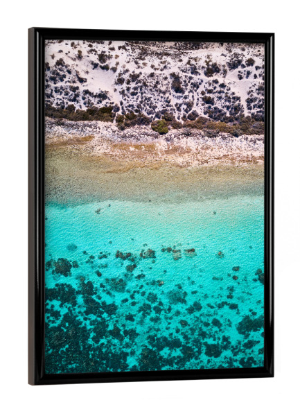 Poster mit schwarzem Rahmen "Coral Bay" artboxONE - Reise / Strand und Meer - Strand,Sommer,Meer,Ozean,Drohne,Wasser